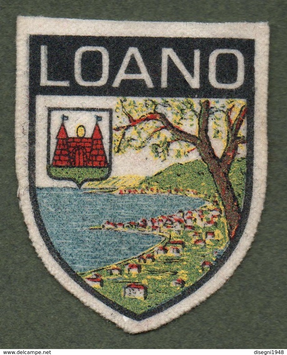 08140 "LOANO" SCUDETTO SU FONDO IN STOFFA CON DECORI IN RICAMI POLICROMI - Escudos En Tela