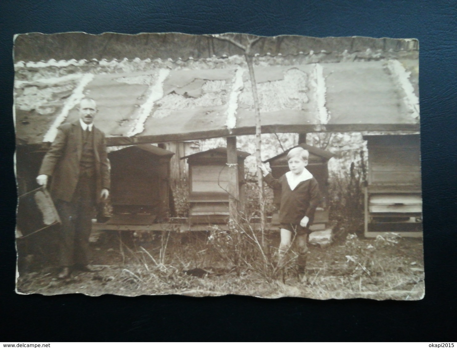 BELGIQUE PETITES  MAISONNETTES  SOUS TOIT DANS UN JARDIN PÈRE  SON FILS VIEILLE POSTALE À DOS NON DIVISÉ - Photographie