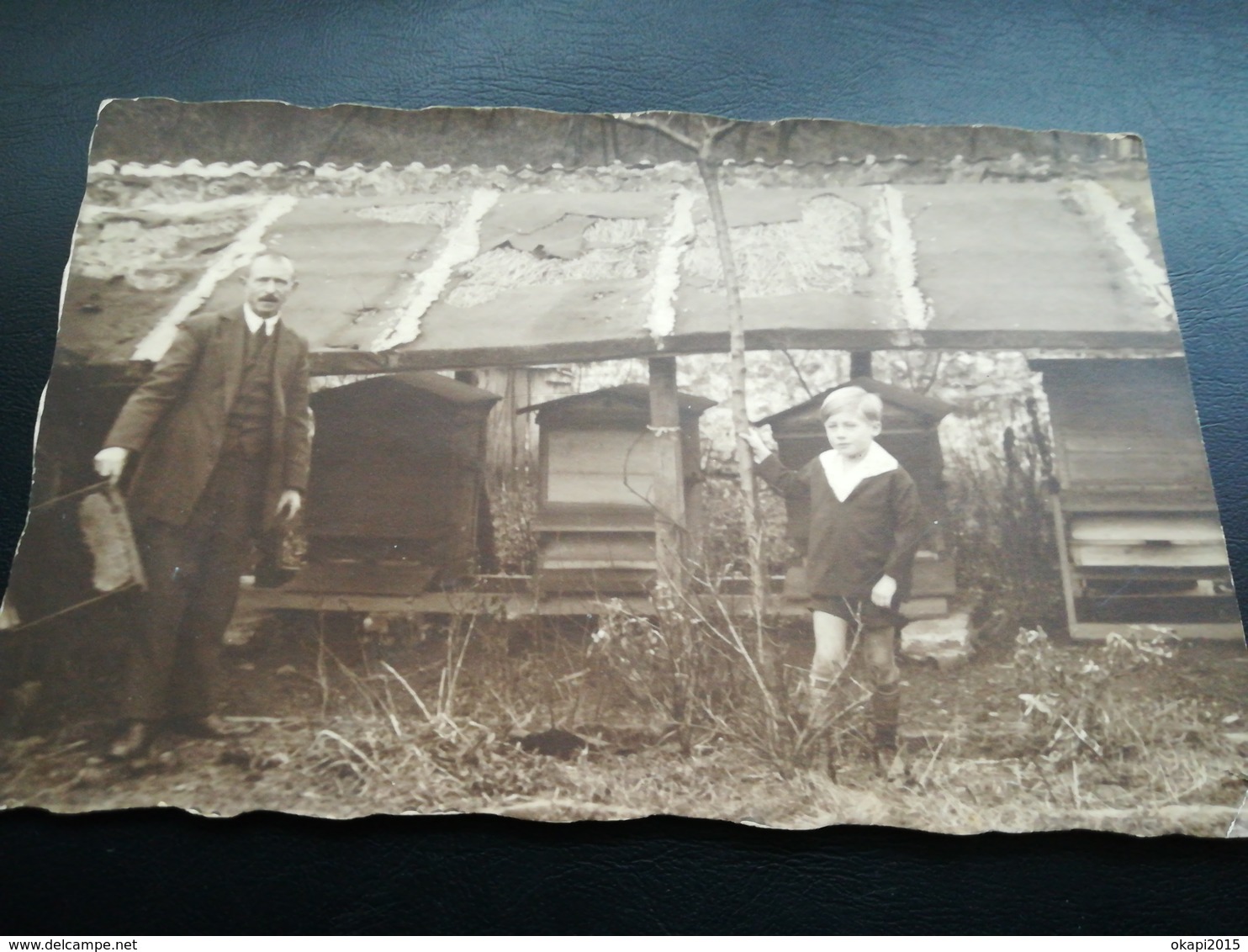 BELGIQUE PETITES  MAISONNETTES  SOUS TOIT DANS UN JARDIN PÈRE  SON FILS VIEILLE POSTALE À DOS NON DIVISÉ - Photographie