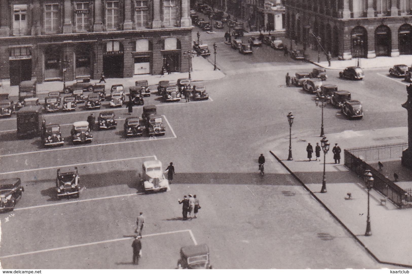 Paris Et Ses Merveilles: 50+ OLDTIMER VOITURES - Place Vendome Et Colonne De La Grande Armée - (1945) - Toerisme