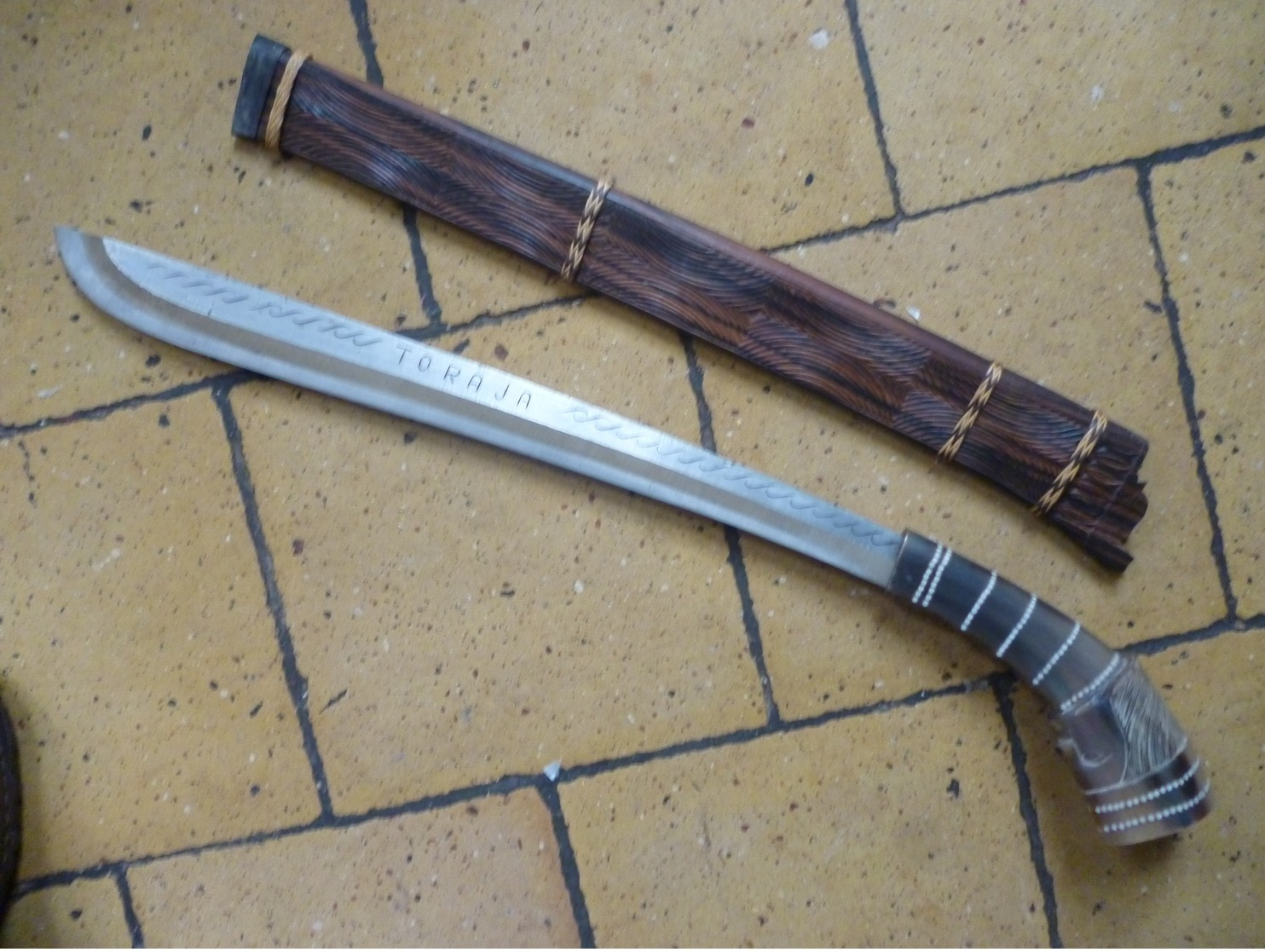 Sabre Toraja , Indonésie , étui En Bois , Lame Acier TRES Acérée , Poignée Décorée En Corne De Buffle - Armes Blanches