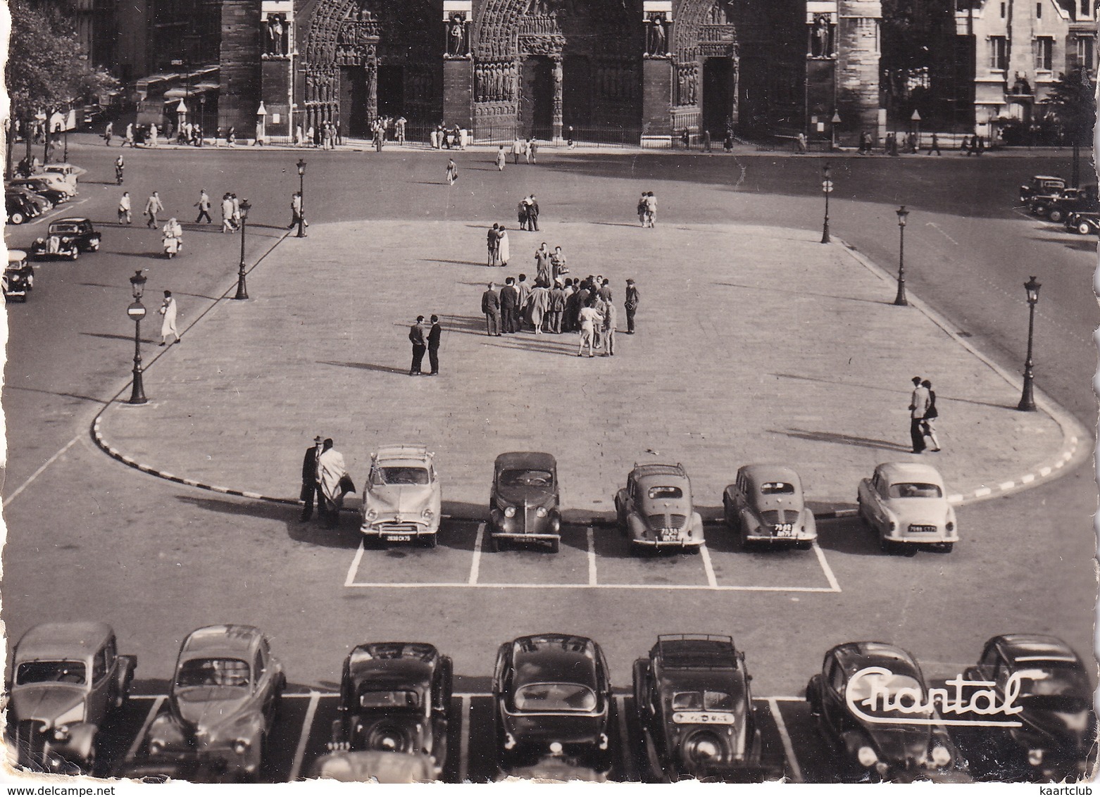 Paris: PEUGEOT 203, 402, CITROËN TRACTION AVANT, VW 1200 KÄFER/COX, SIMCA ARONDE, RENAULT JUVA BREAK - Notre-Dame - Toerisme