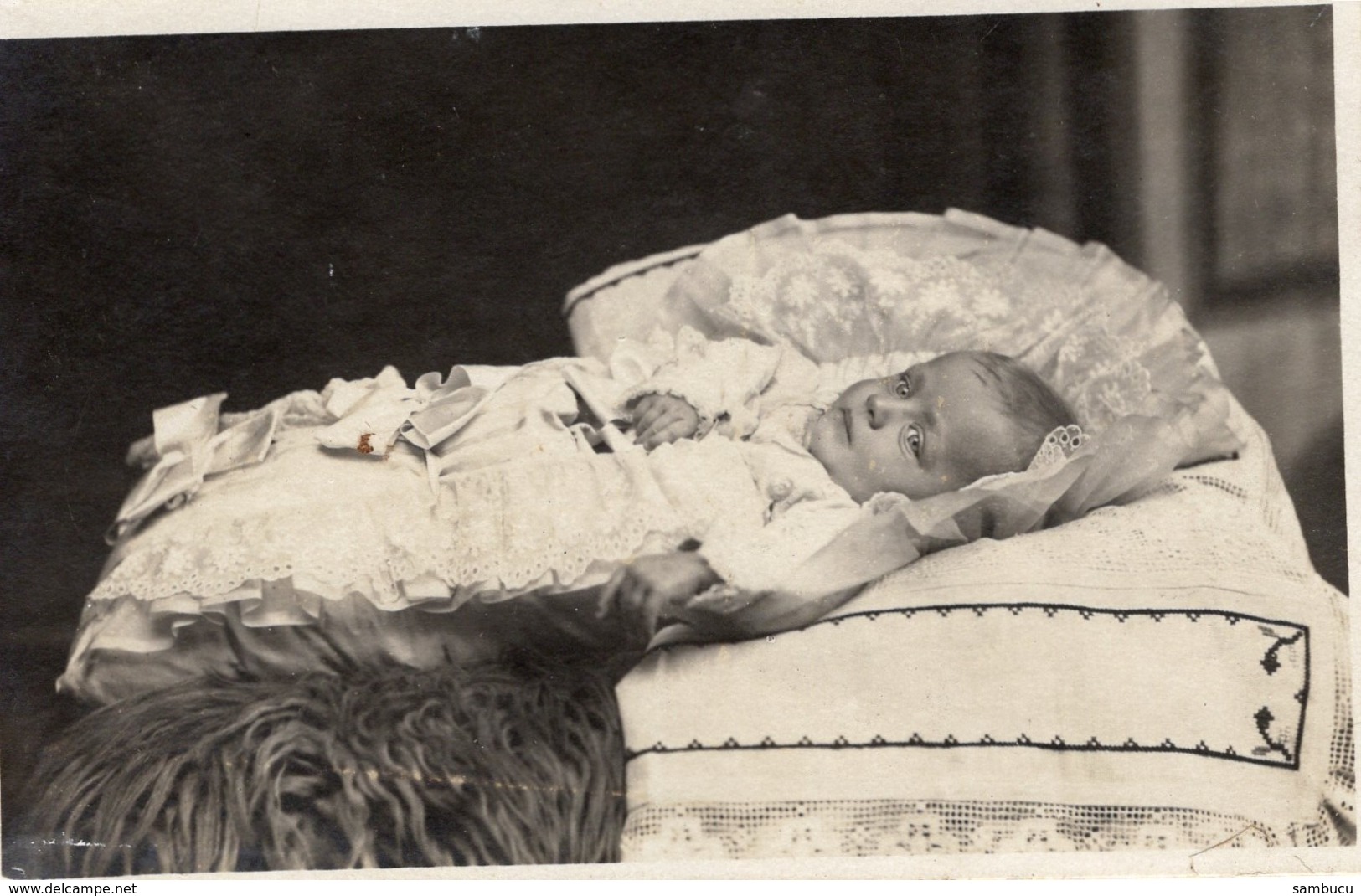 Baby In Bettchen Mit Taufkleid ? Ca 1910 - Abbildungen