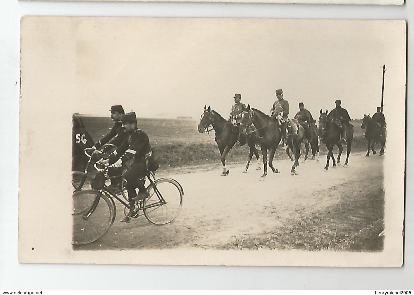 Carte Photo Militaria Cyclistes Officier A Cheval Avec Décoration Militaire - Manöver