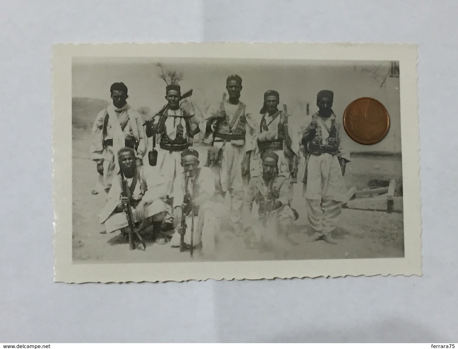 FOTO DI GRUPPO COLONIALE AOI FEZ SOLDATI FUCILE BAIONETTA CARTUCCIERA. - Guerra, Militari