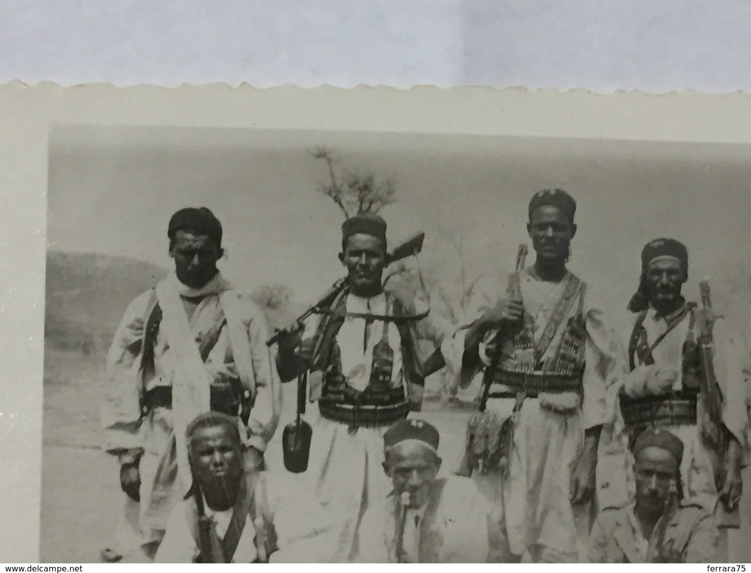 FOTO DI GRUPPO COLONIALE AOI FEZ SOLDATI FUCILE BAIONETTA CARTUCCIERA. - Guerra, Militari