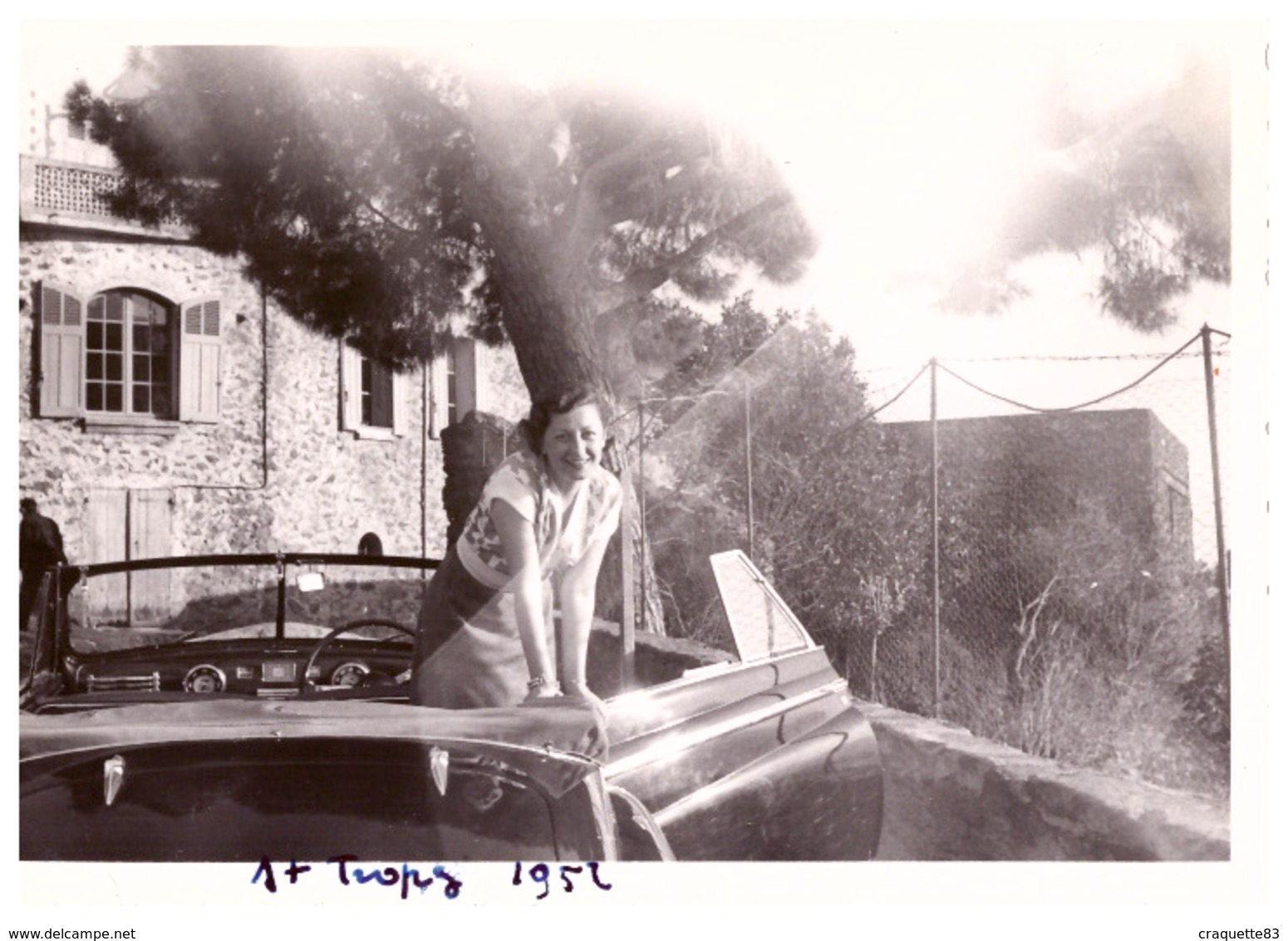 JEUNE FEMME DANS BELLE AUTOMOBILE DECAPOTABLE   A ST TROPEZ   ANNEES 1952 - Automobile