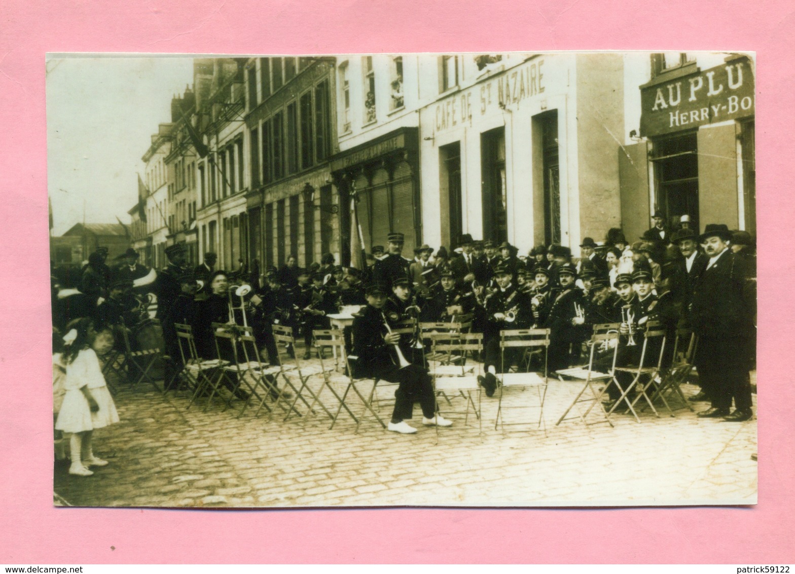 PHOTOGRAPHIE / PHOTO : DUNKERQUE  - A IDENTIFIER - AUBADE / FANFARE AU " CAFE DE ST NAZAIRE "( COLLECTION  WULLES ) - Personnes Anonymes