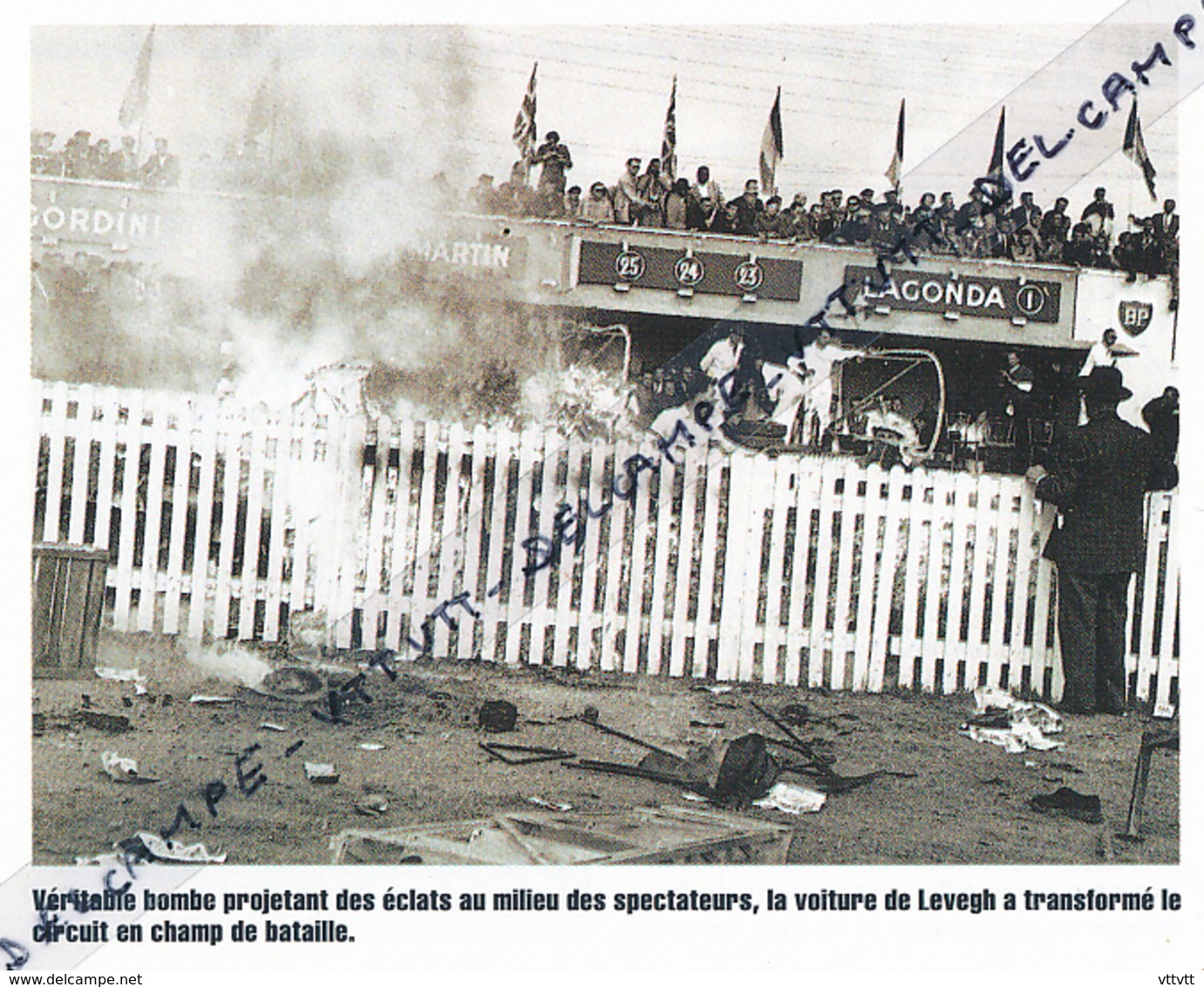 AUTOMOBILE : PHOTO (1955), 24 HEURES DU MANS, LE DRAMATIQUE ACCIDENT DE LA MERCEDES DE PIERRE LEVEGH, CHAMP DE BATAILLE - Collections