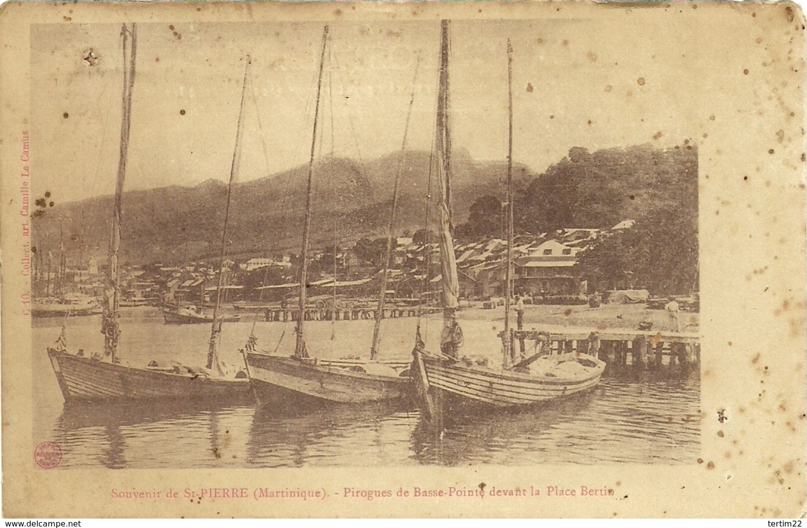 ( MARTINIQUE   )( ST PIERRE  )PIROGUES DE BASSE POINTE DEVANT LA PLACE BERTIN - Autres & Non Classés