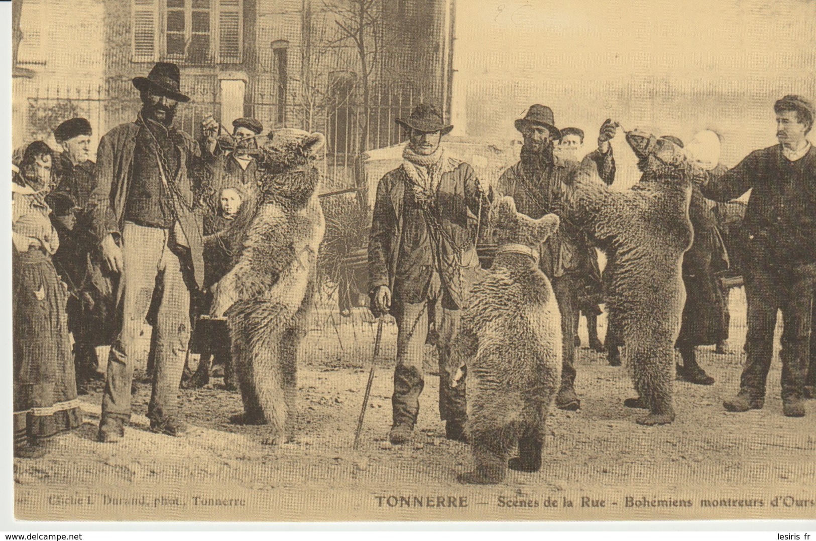 C.P. - TONNERRE - SCENES DE LA RUE - BOHEMIENS MONTREURS D'OURS - C’ÉTAIT LA FRANCE - CECODI - REPRODUCTION - Tonnerre