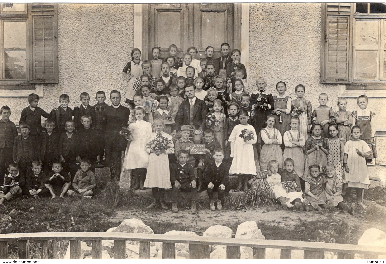 Schulklasse Mit Lehrer Und Pfarrer - Mit Schultafel " Zum Abschied 1915 " Unbekannt - Gruppen Von Kindern Und Familien
