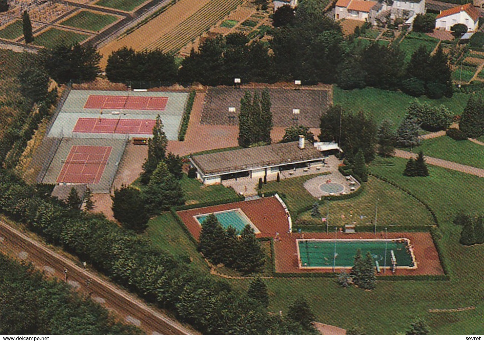 CERIZAY. - Vue Aérienne. Le Complexe Sportf.  CPM Pas Courante - Cerizay