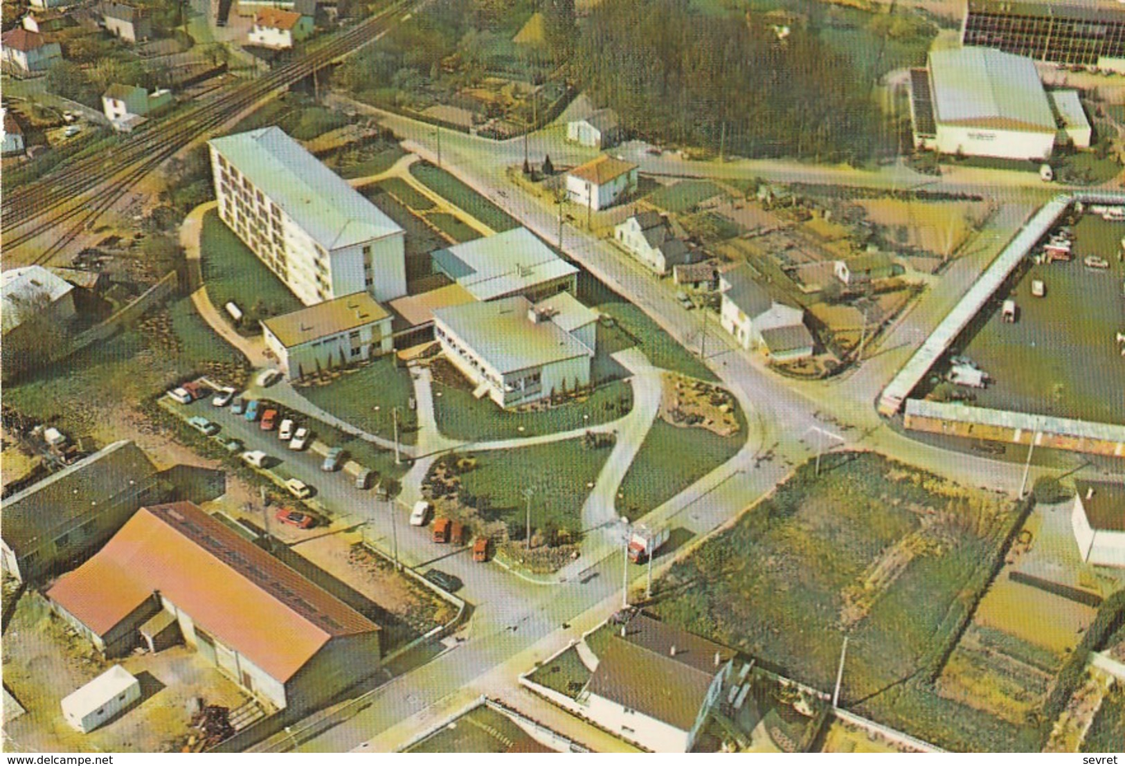 CERIZAY. - Vue Aérienne. Foyer Des Jeunes Travailleurs.  CPM Très RARE - Cerizay