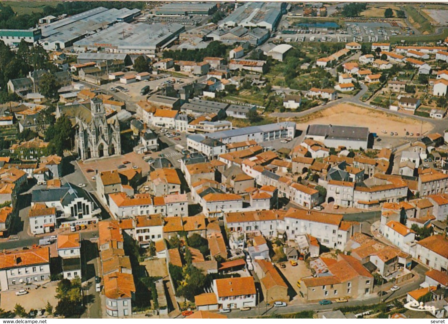 CERIZAY. - Vue Aérienne. Le Centre-ville Et L'Usine HEULIEZ.  CPM - Cerizay