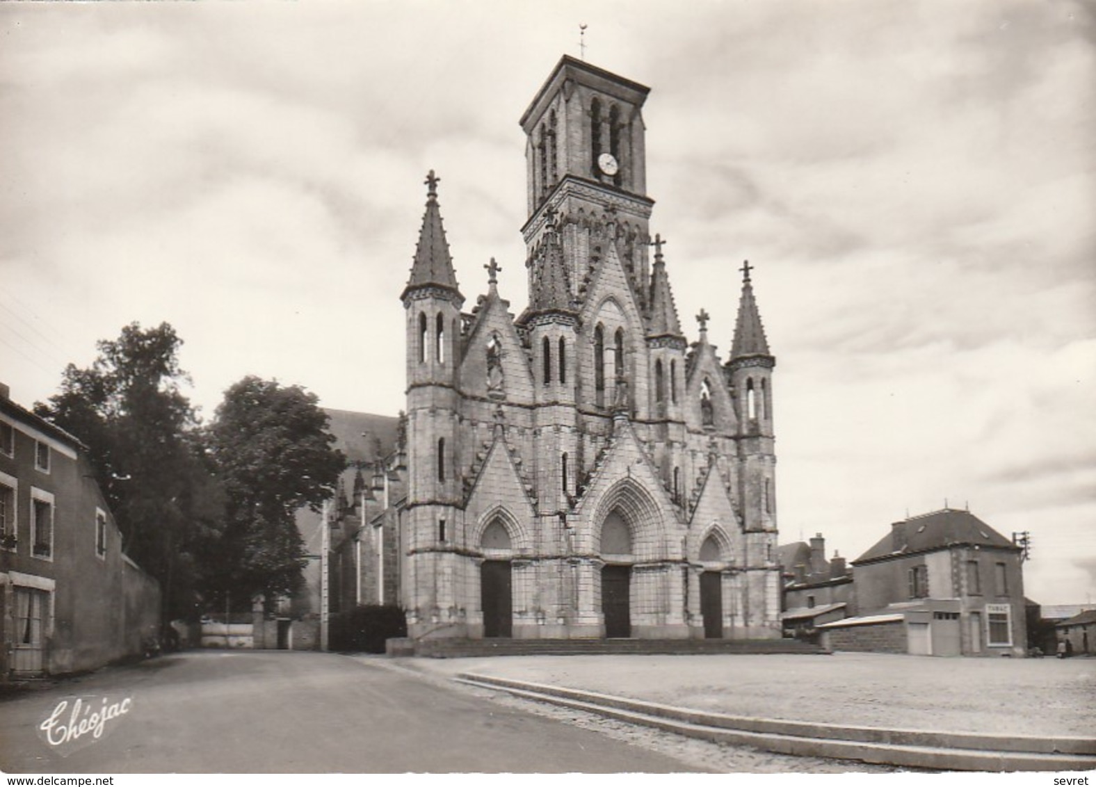 CERIZAY. - L'Eglise Et La Place.  CPM Dentelée - Cerizay