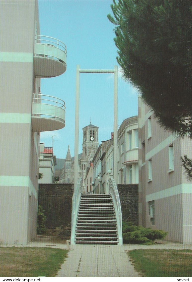 CERIZAY. - L'Eglise Vue Du Jardin Des Voûtes. CPM Rare - Cerizay