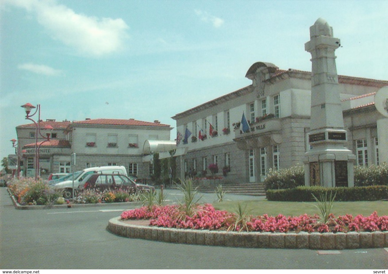 CERIZAY. - La Mairie Et Le Monument Aux Morts. CPM  Pas Courante - Cerizay