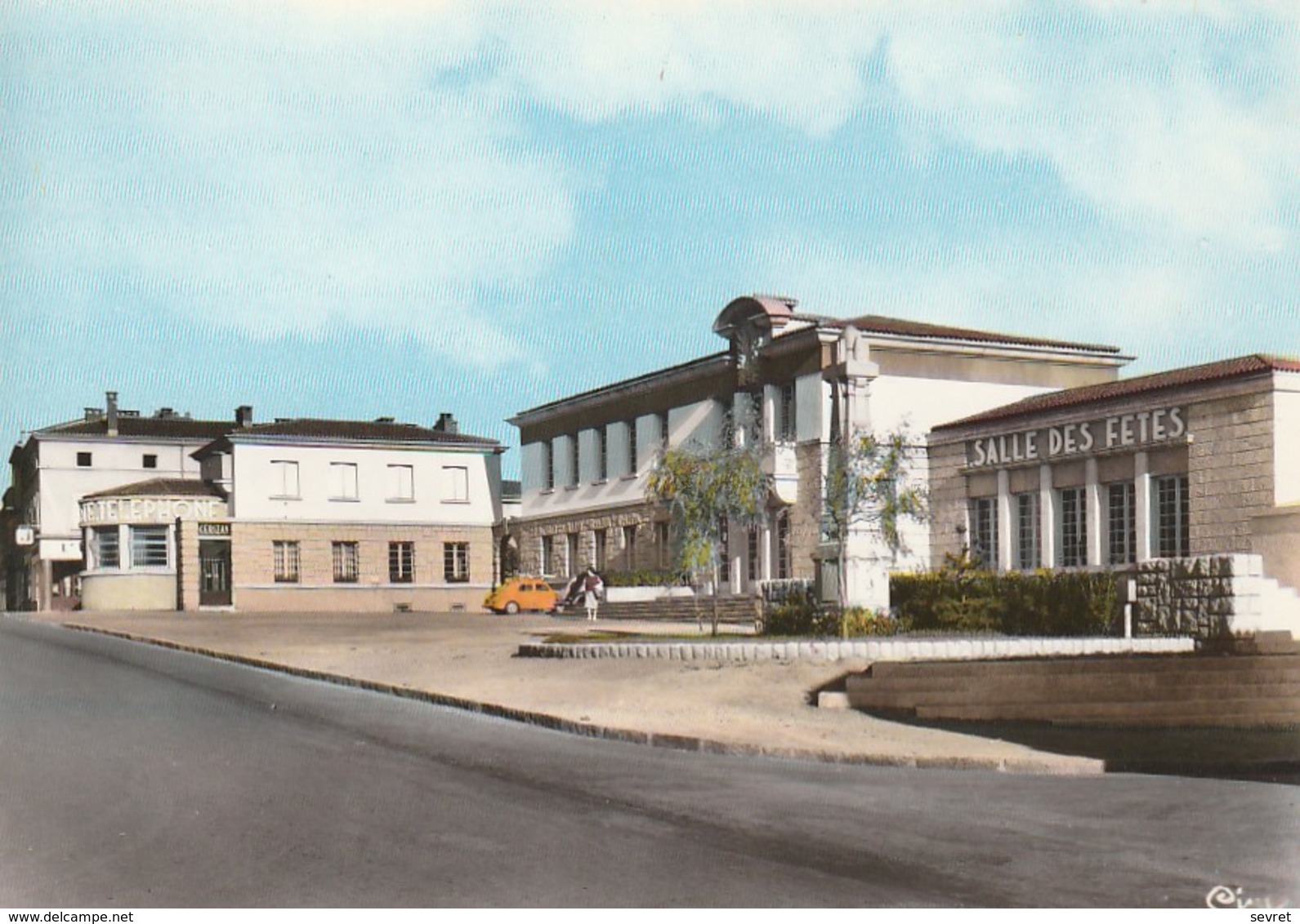 CERIZAY. - La Mairie, La Salle Des Fêtes Et L'Ancienne Poste. CPM   Dentelée Pas Courante - Cerizay