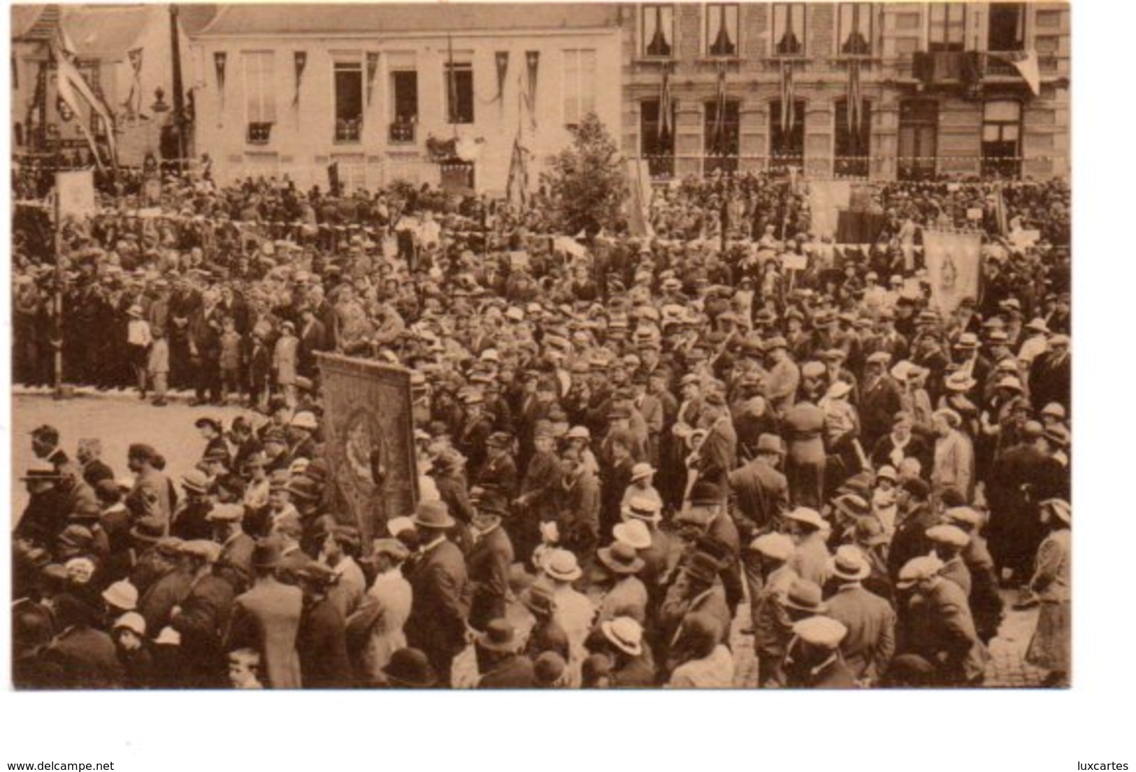 PHILIPPEVILLE. LE CONGRES MARIAL DU 7 JUILLET 1935. LA FOULE SUR LA GRAND PLACE. - Philippeville