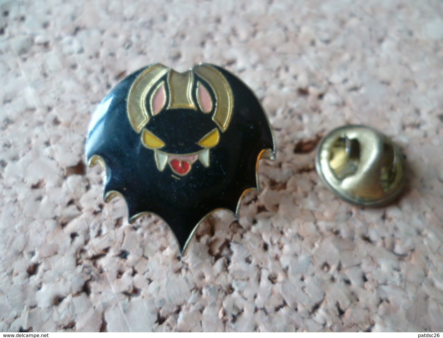 PIN'S    CHAUVE  SOURIS - Animaux