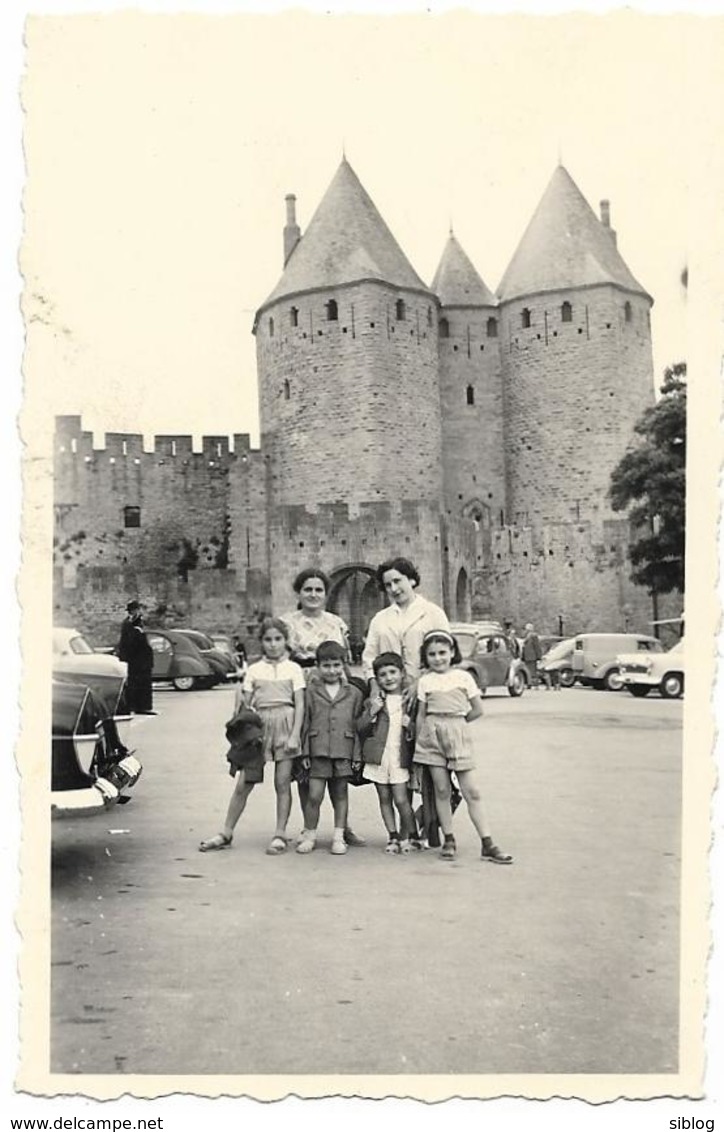 PHOTO - La Cité De CARCASSONNE - Vieilles Voitures -  Ft 10,5 X 7 Cm  - - Places