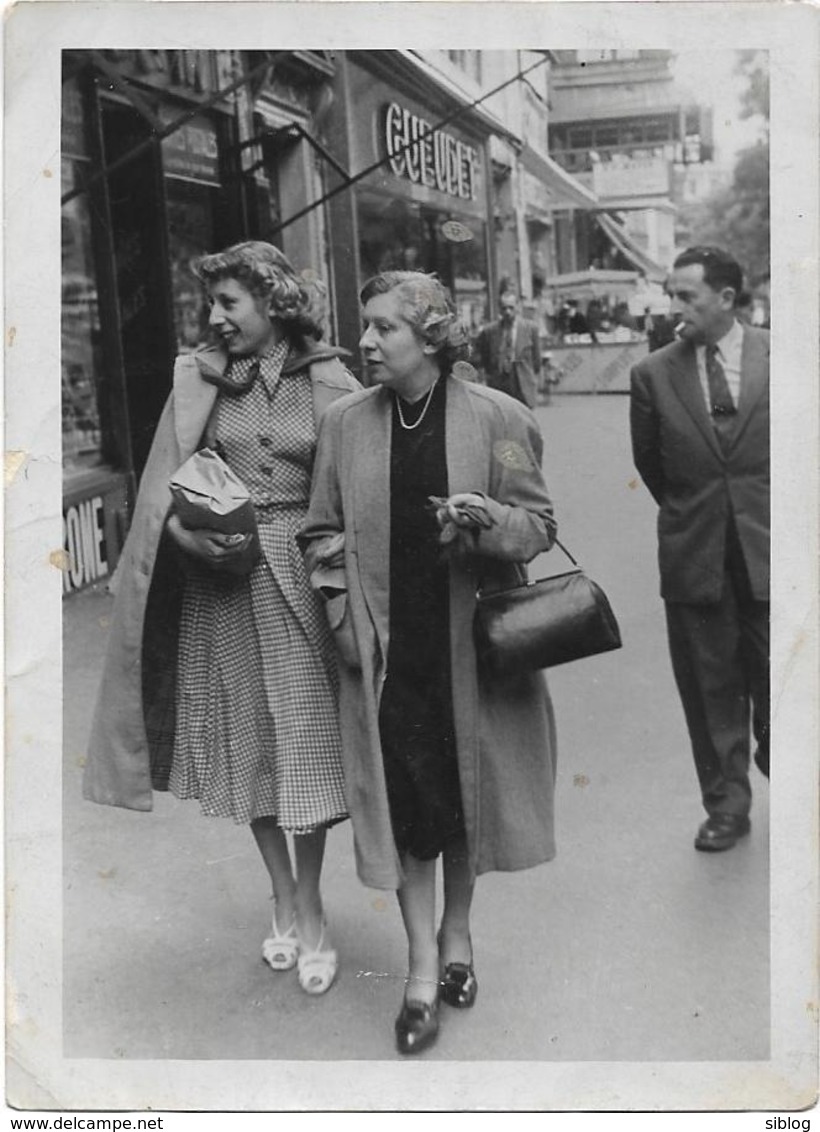 PHOTO - Ces Dames Chics Faisant Les Boutiques -   Ft 11 X 8,5 Cm - Autres & Non Classés