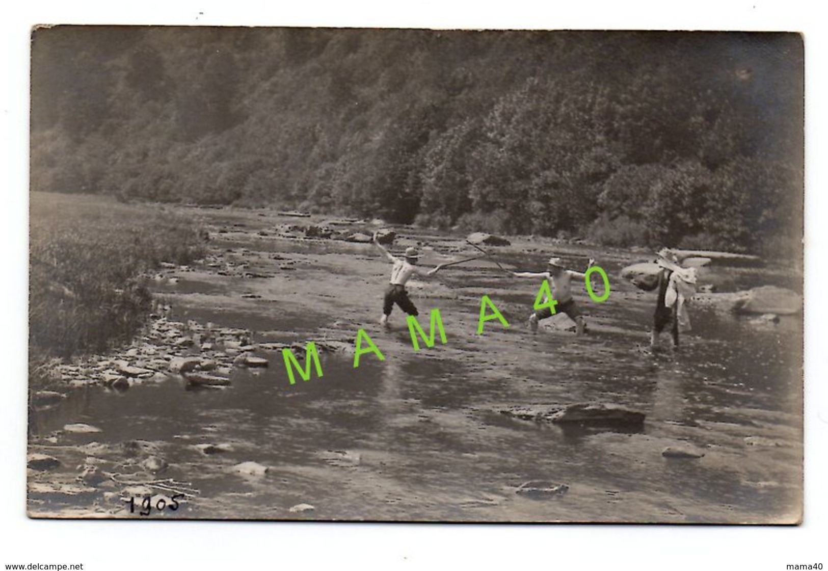 CARTE PHOTO DE 1905 - 64 - DUEL DANS LE GAVE - PAU OSSAU ?  - COMBAT DE 2 HOMMES A L'EPEE - UN 3ème TENANT LEURS HABITS - Fencing