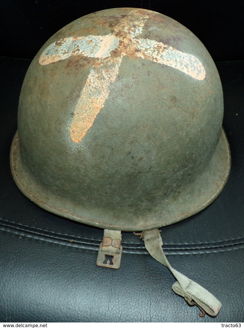 CASQUE DE L'ARMEE FRANCAISE MODELE 51 , UNE CROIX ROUGE A ETE TRACE SUR LE CASQUE PEUT ETRE UN CASQUE D'INFIRMIER AVEC M - Casques & Coiffures