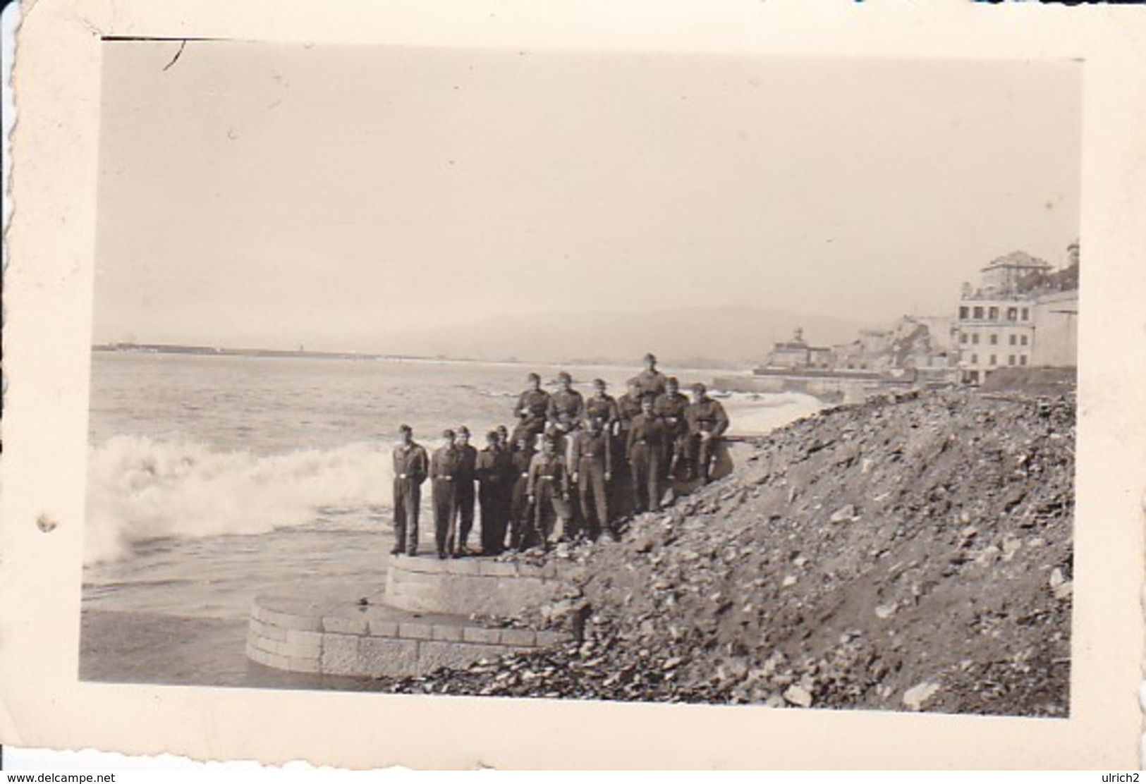 Foto Deutsche Soldaten Am Meeresufer - Frankreich (?) - 1943 - 8,5*5,5cm (41202) - Krieg, Militär