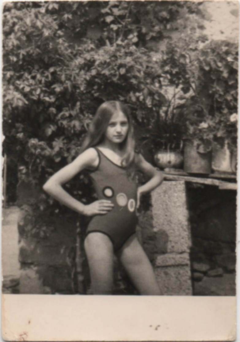 Fotografia Cm. 7,3 X 10,5 Con Ragazza In Costume Da Bagno Anno 1970 - Persone Anonimi