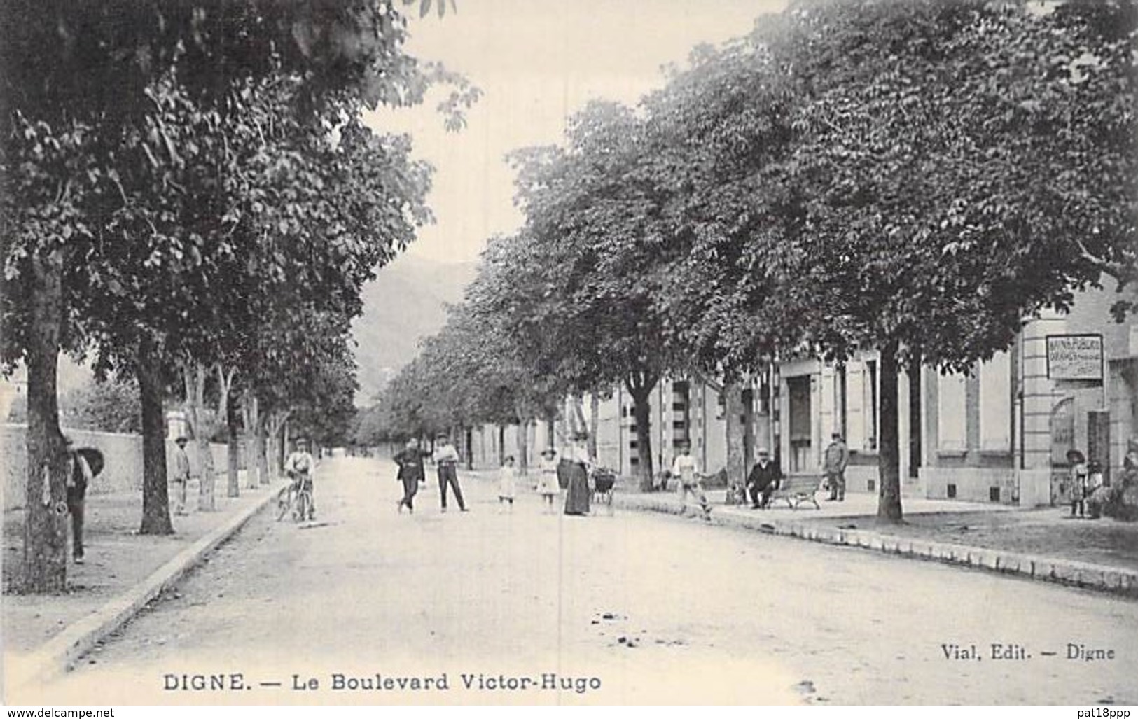 04 - DIGNE : Le Boulevard Victor Hugo ( Entrée Des Bains Publics ) CPA - Alpes De Haute Provence - Digne