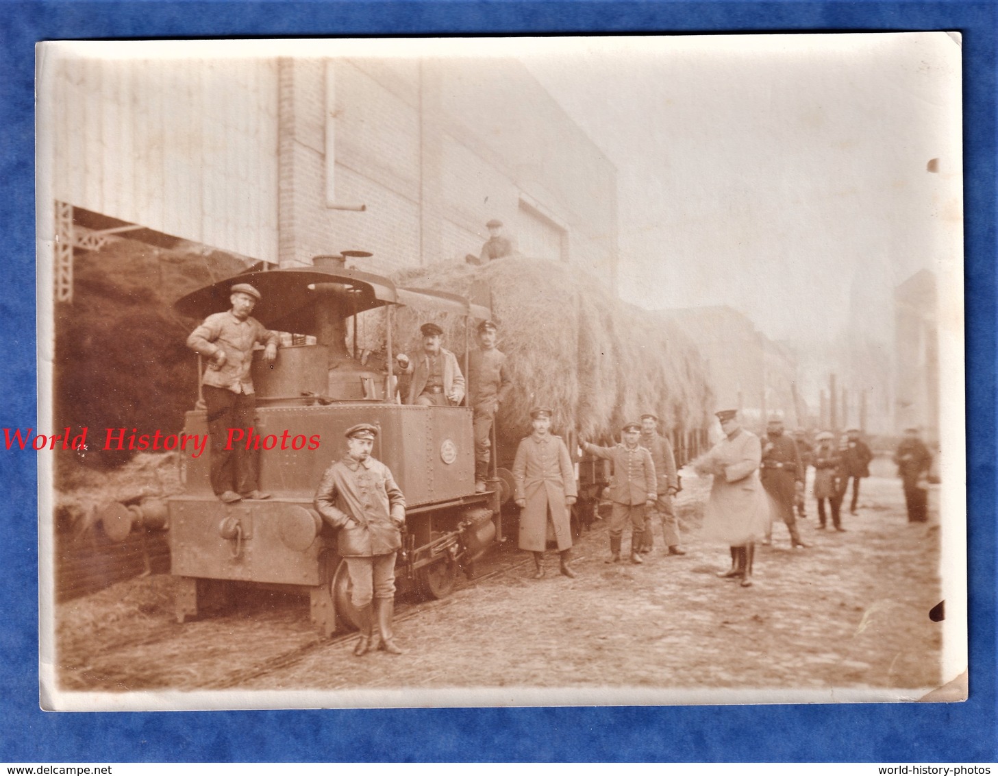 Photo Ancienne D'un Soldat Allemand - ROUBAIX - Locomotive Utilisée Par L'armée Allemande - 1914 1918 Bahn Train Rail WW - Trains