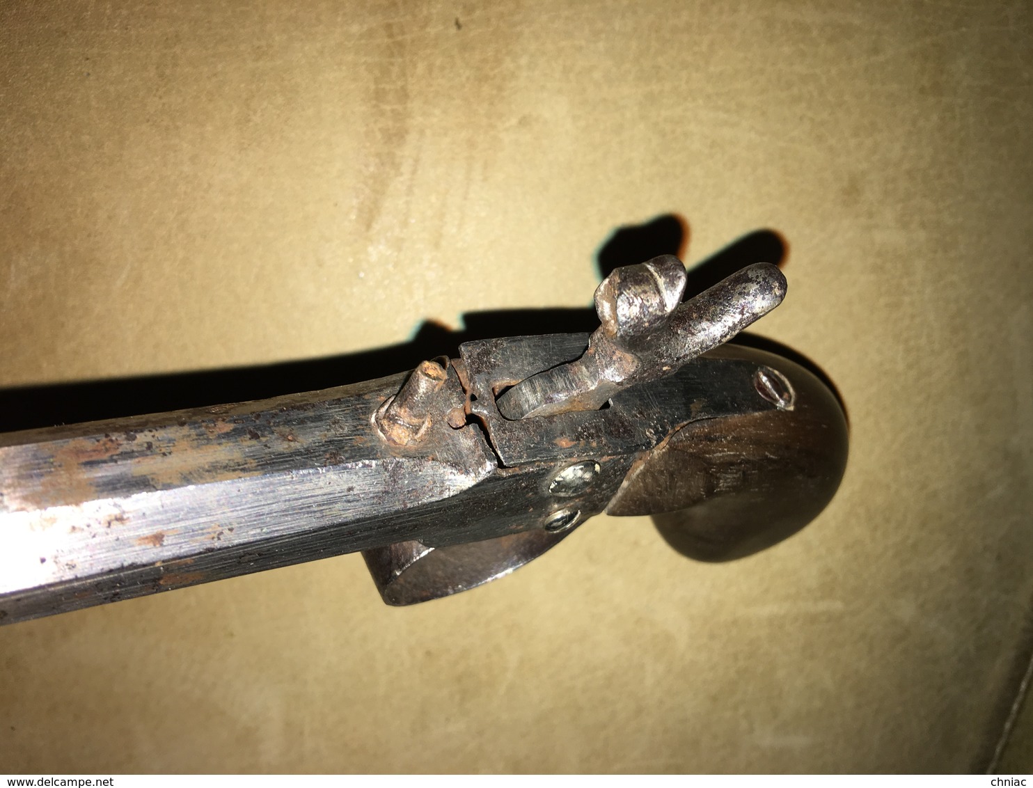 ANCIEN ET IMPORTANT PISTOLET A COFFRE A PERCUSSION. VERS 1830