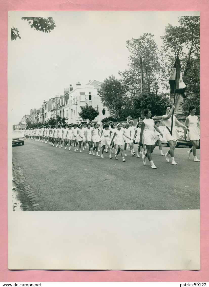 PHOTOGRAPHIE / PHOTO GRAND FORMAT  : MALO LES BAINS Près DUNKERQUE - DEFILE DE L'ECOLE DE GYMNASTIQUE " LA JEAN BART " - Sports