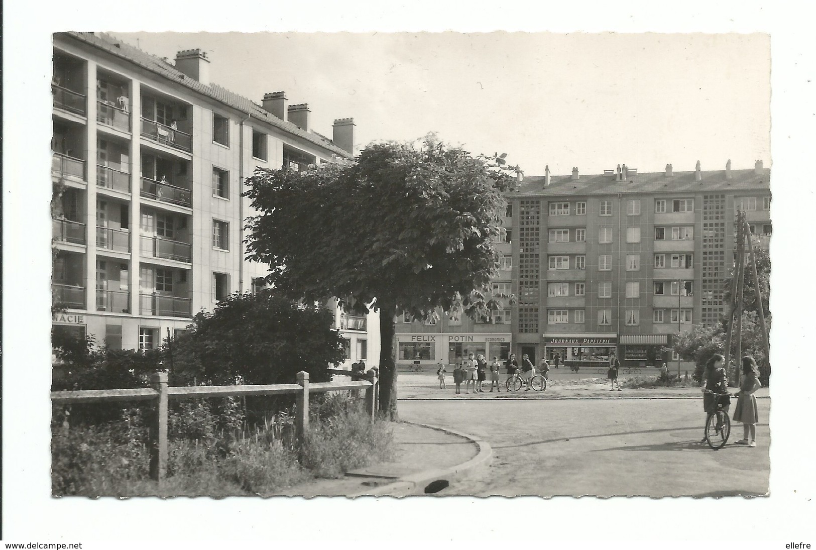 CPSM Vitry Sur Seine 94 Cité Du Moulin Vert Vue Sur La Rue Maurice Coquelin  Felix Potin Journaux Librairie Animée Velo - Vitry Sur Seine