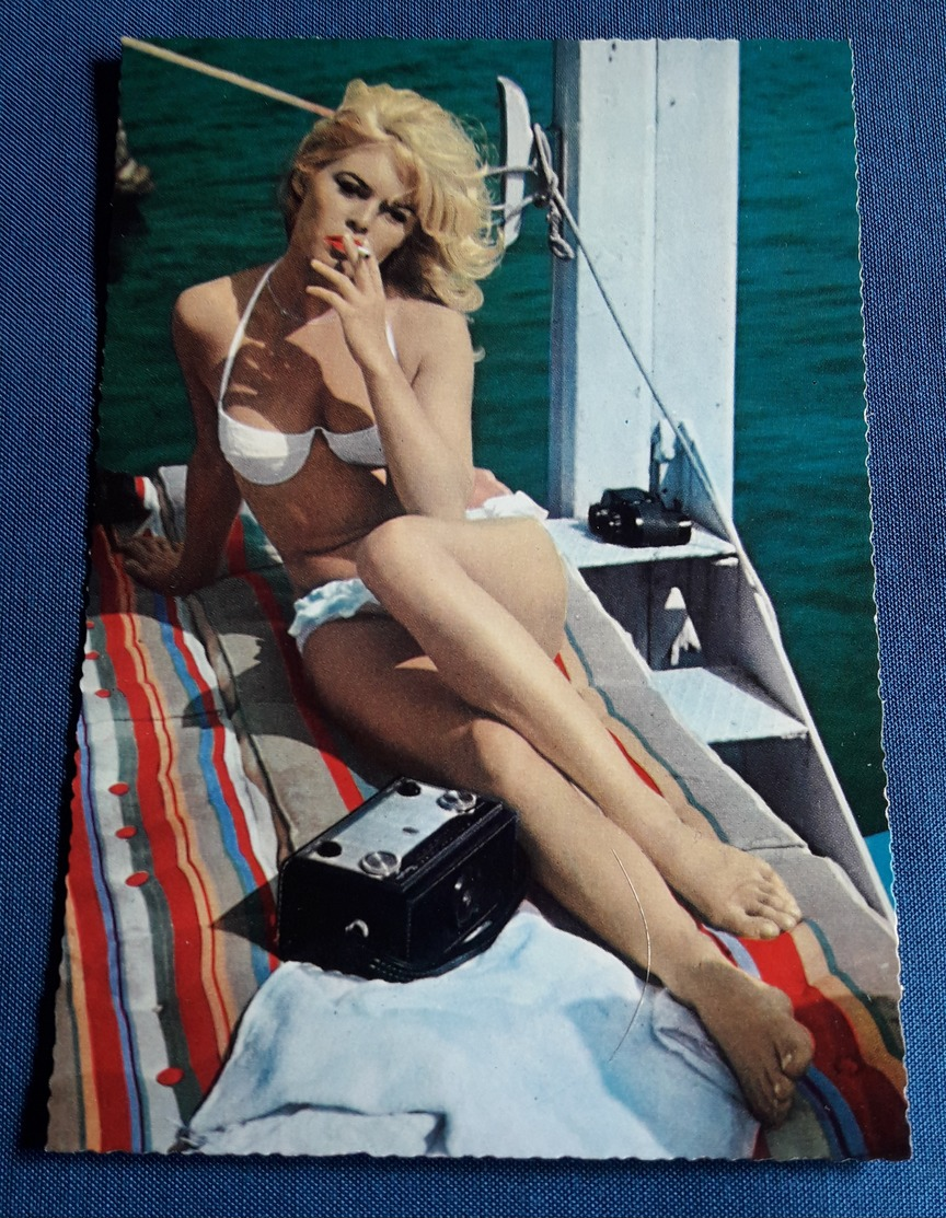 Brigitte Bardot - Sexy Portrait Im Weißen Bikini Mit Zigarette - Alte Starpostkarte (spk124) - Schauspieler