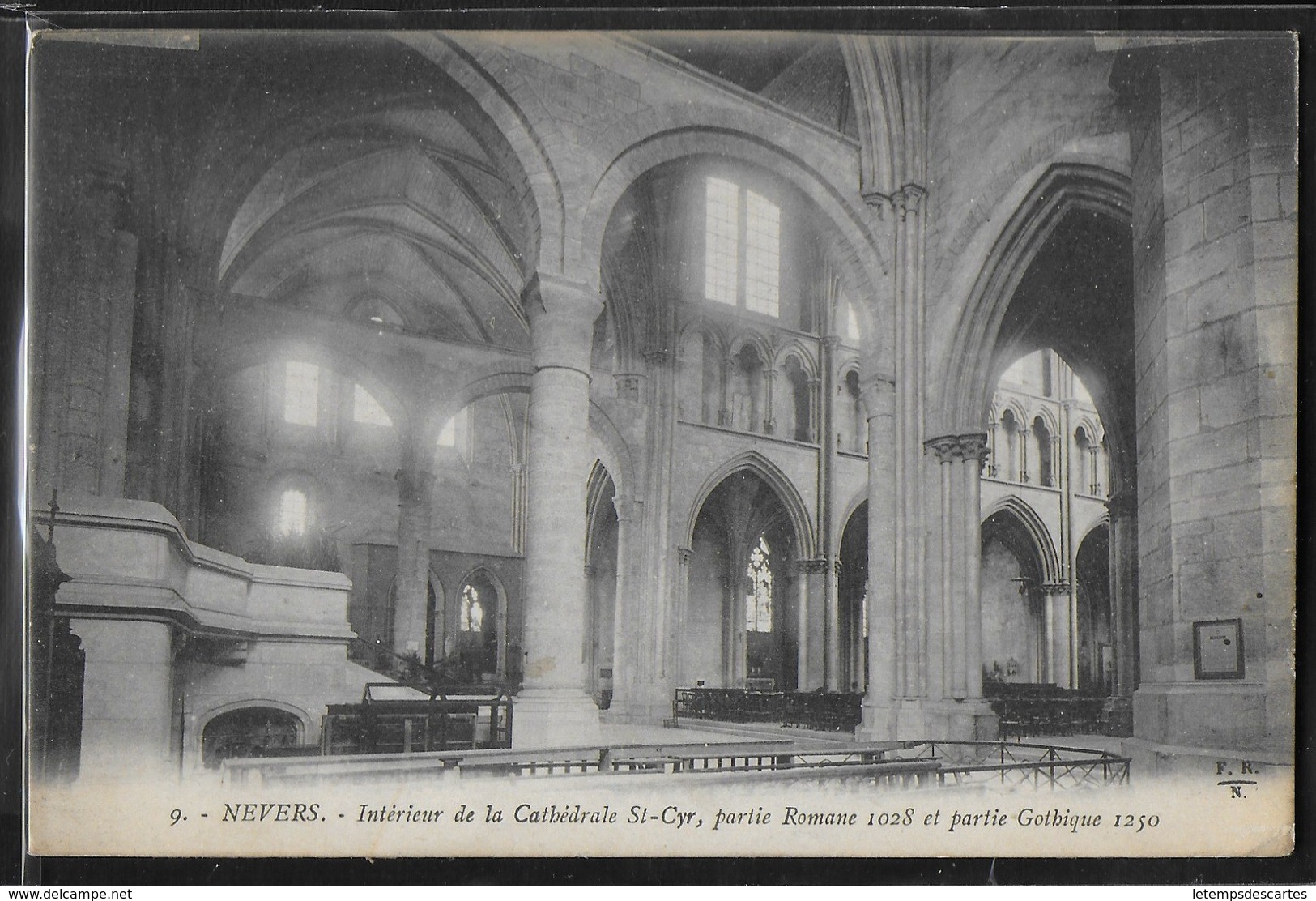 CPA 58 - Nevers, Intérieur De La Cathédrale St-Cyr - Partie Romane Et Partie Gothique - Nevers