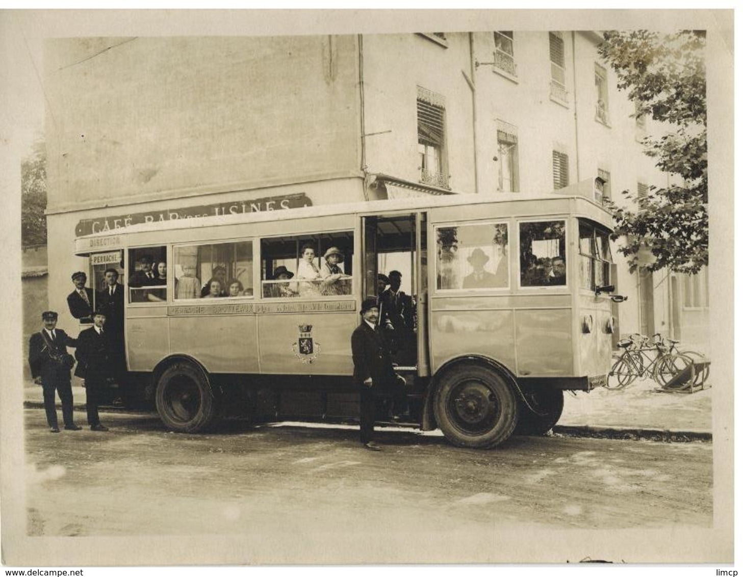 Lyon: Photo 18*24 Electrobus De Lyon, Ligne Perrache-Brotteaux, Gros Plan, Avec Contrôleur, Très Beau Cliché, Rareté - Autres & Non Classés