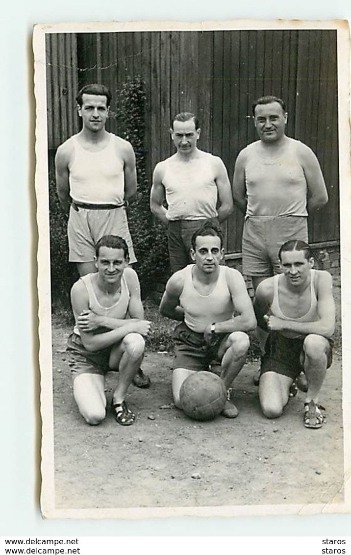 Camp De Prisonniers - Hommes En Tenue De Sport - Basket Tournoi 1944 - Gross-Auheim - Football