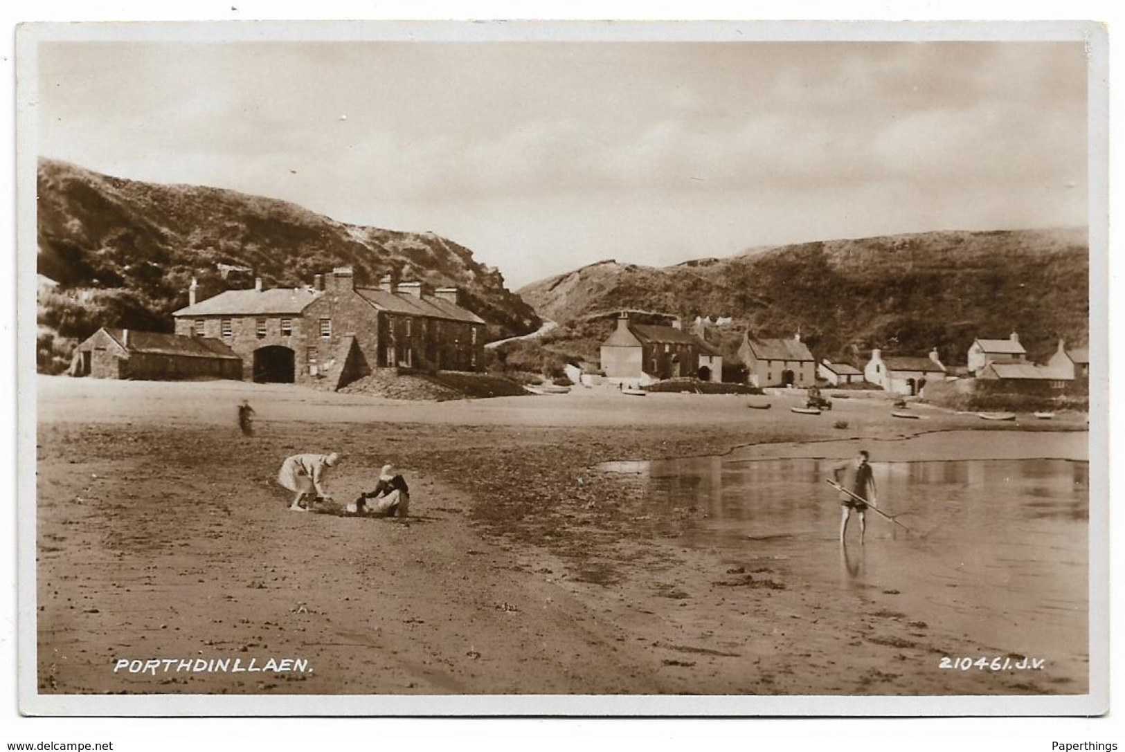 Real Photo Postcard, Wales, Porthdinllaen, Seaside Beach Scene, Coastline, Houses, People. - Caernarvonshire