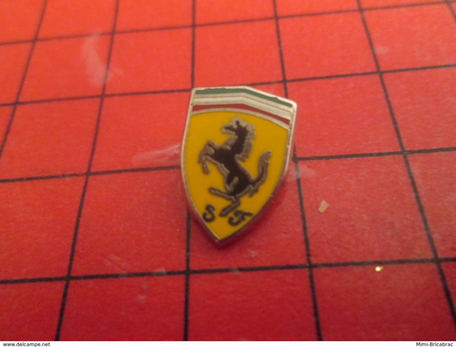 412a Pin's Pins / Beau Et Rare / THEME : AUTOMOBILEs / LOGO DE LA MARQUE FERRARI - Ferrari