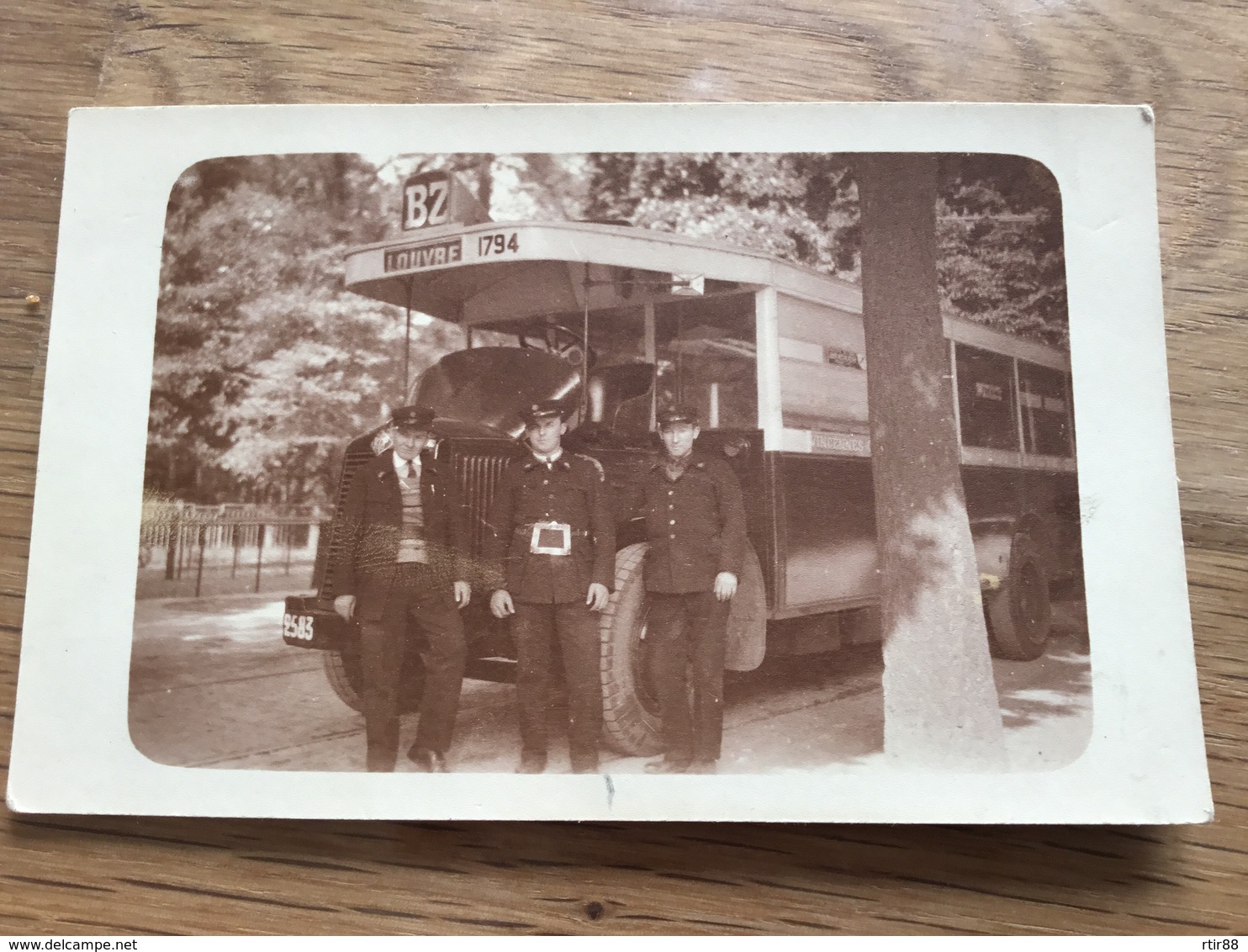 Photo D’un Bus Parisien Avec Conducteurs Années 30 RATP 11 X 7 Cm - Automobiles