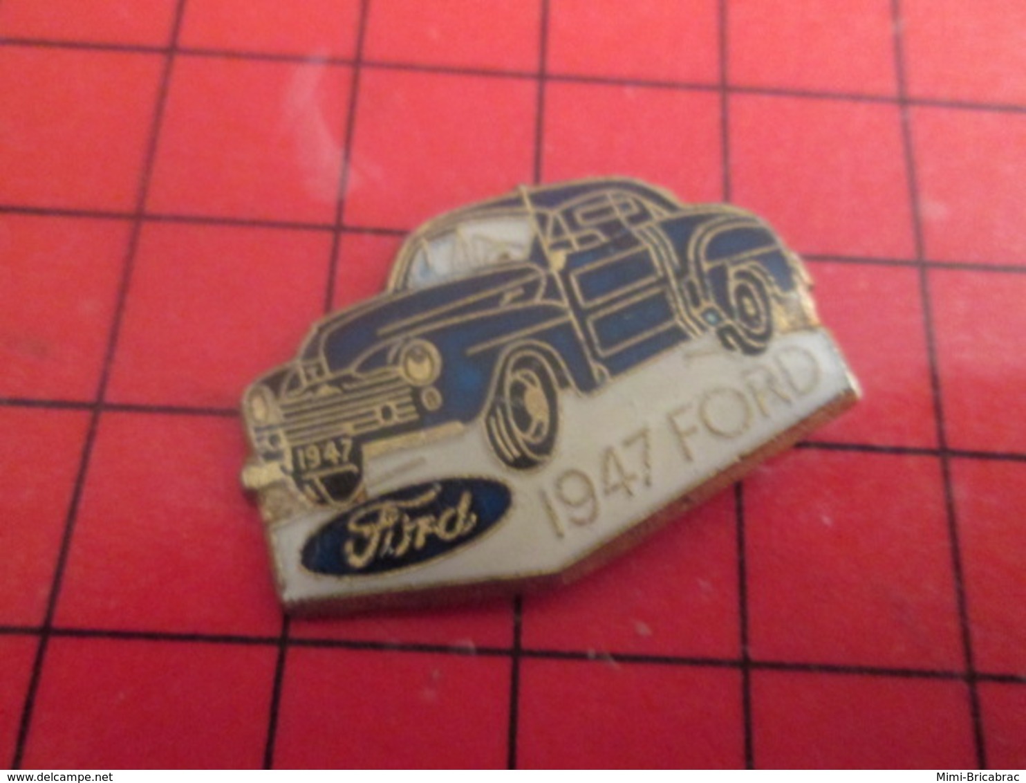 412a Pin's Pins / Beau Et Rare / THEME : AUTOMOBILE / FORD BLEUE DE 1947 - Ford