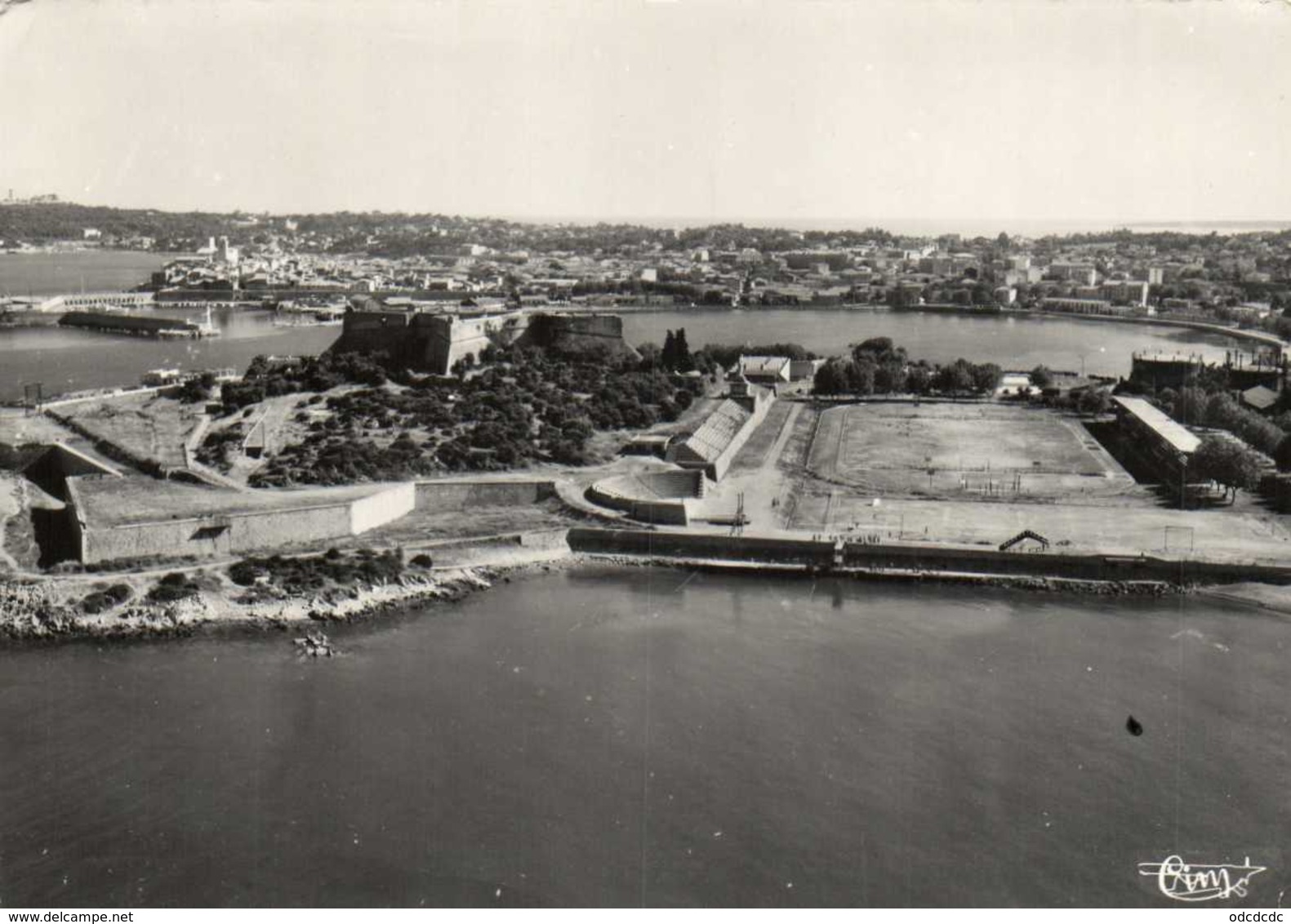 CPSM Grand Format ANTIBES  Vue Aérienne Sur Le Stade ,le Fort Carré Et Antibes RV  Beau Timbre FM  Cachet Ecole National - Other & Unclassified