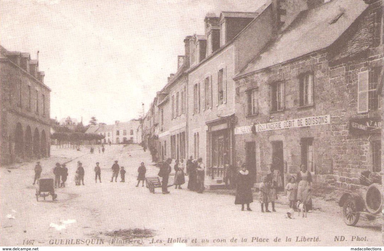 Guerlesquin (29 - Finistère) Les Halles Et Un Coin De La Place De La Liberté - Guerlesquin