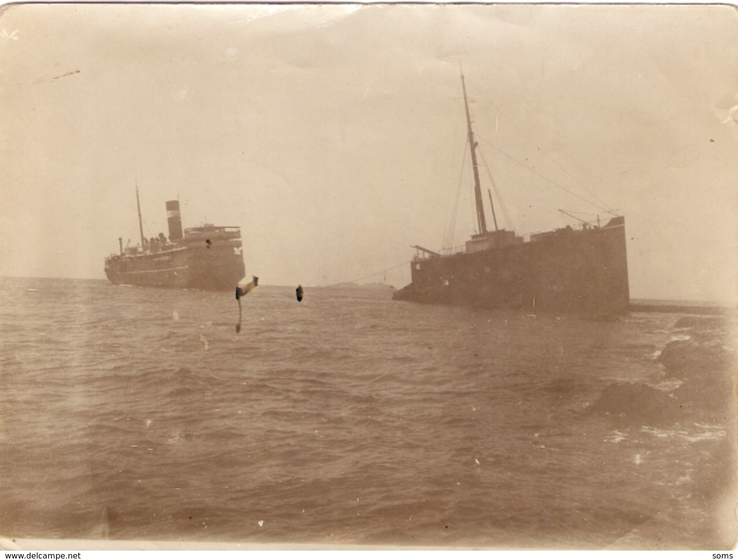 Photographie Ancienne De Djibouti, Remorquage D'un Cargo Cassé En Deux, Photo Des Années 1930 - Bateaux