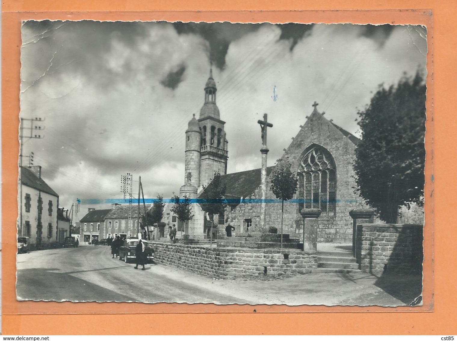 CPSM Grand Format Abimée - COMBRIT - Eglise - Voiture Ancienne - Combrit Ste-Marine