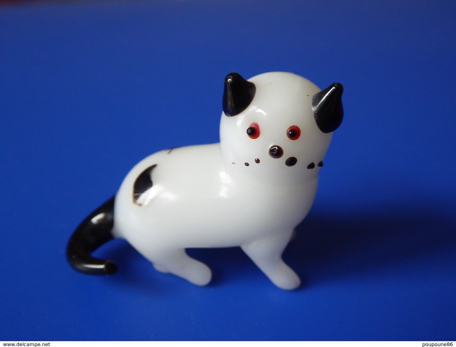 FEVE - FEVES -  "ANIMAUX" - UN BEAU PETIT CHAT EN PATE DE VERRE - BLANC ET NOIR - H : 2,8 Cm -- MINIATURE ? - Animals