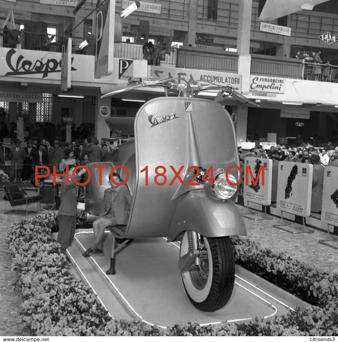 SCOOTER VESPA GEANT, SALON VERS 1955 .. .............RARE PHOTO 18x24 Cm - Automobiles